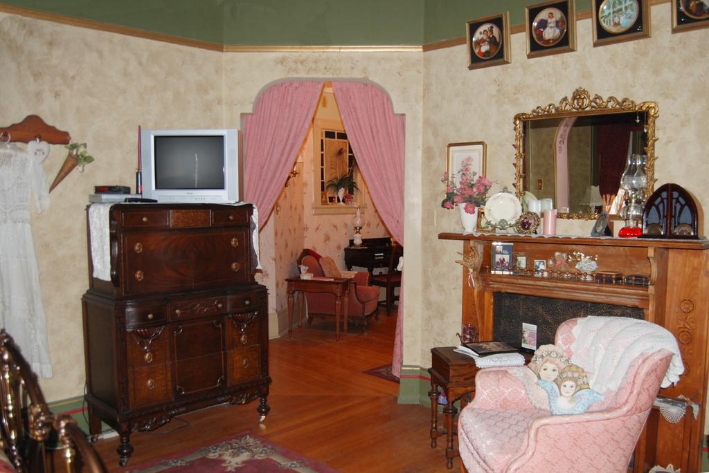 Schuster Mansion Bed & Breakfast Milwaukee Room photo