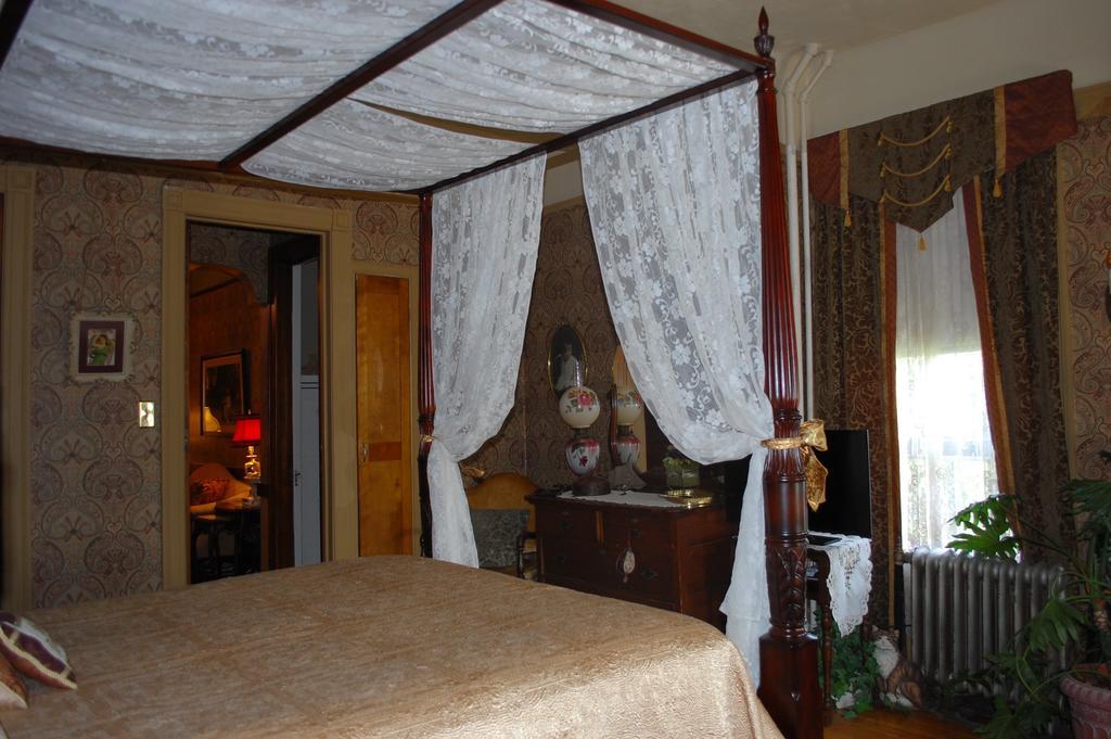 Schuster Mansion Bed & Breakfast Milwaukee Room photo