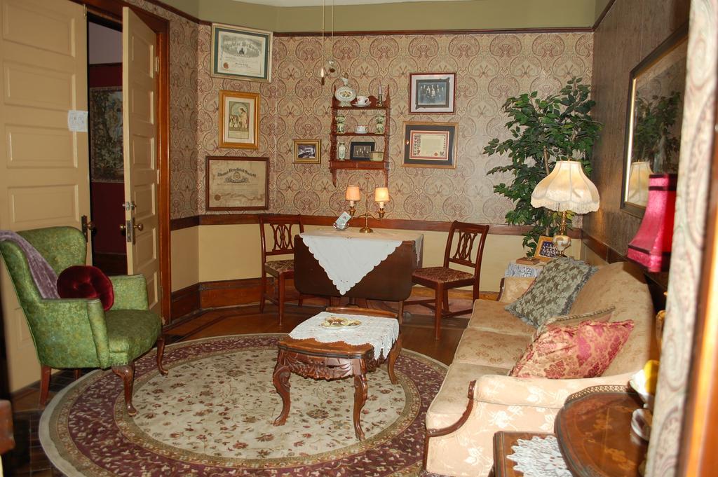 Schuster Mansion Bed & Breakfast Milwaukee Room photo