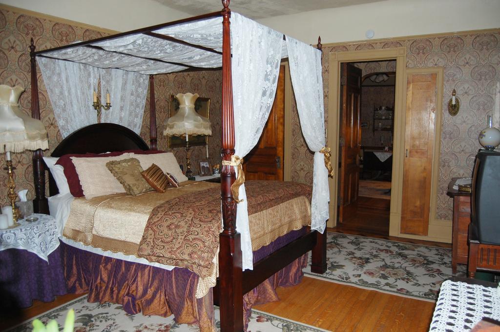 Schuster Mansion Bed & Breakfast Milwaukee Room photo